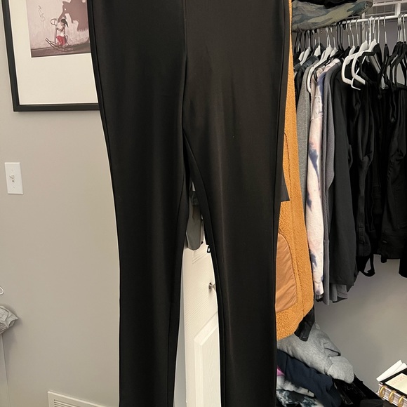 Matching set top is XL bottoms Large runs small - Picture 3 of 9